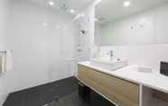 Toilet Kamar 2 Avenue Hotel Canberra