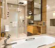 In-room Bathroom 6 Pullman Qingdao Ziyue