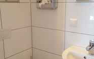 Toilet Kamar 4 Aparthotel B & L