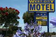 Bangunan West City Motel