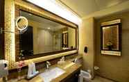 Toilet Kamar 6 Landmark Premier Hotel