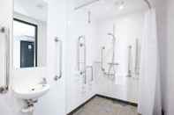 In-room Bathroom easyHotel Newcastle