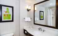 Toilet Kamar 5 Hilton Garden Inn Burlington Downtown