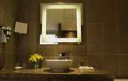 Phòng tắm bên trong 4 Novotel New Delhi Aerocity Hotel