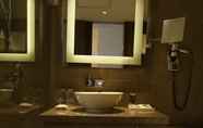 In-room Bathroom 5 Novotel New Delhi Aerocity Hotel