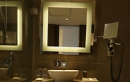 Toilet Kamar 5 Novotel New Delhi Aerocity Hotel