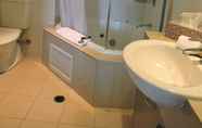 In-room Bathroom 7 BASE Holidays - Ettalong Beach Premium Apartments
