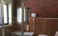In-room Bathroom 2 Melton Motor Inn & Apartments
