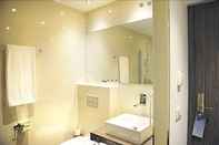 In-room Bathroom Air Rooms Madrid by HelloSky