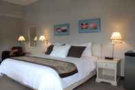 Bedroom Quarterdeck Inn & Marina Resort