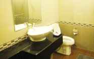 Toilet Kamar 6 Aleaf Bangkok Hotel