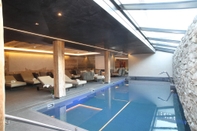 Swimming Pool Hotel de Rougemont & Spa