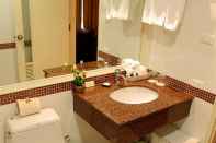 In-room Bathroom Aurum The River Place