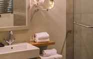 In-room Bathroom 6 Hotel Banys Orientals