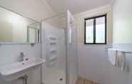 In-room Bathroom 5 Capricorn Caves - Caravan Park