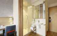 In-room Bathroom 5 Holiday Inn Express Gurugram Sector 50, an IHG Hotel