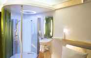 In-room Bathroom 2 Nomad Hotel Roissy CDG