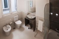 In-room Bathroom City Stays Cais do Sodré Apartments