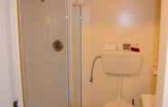 Toilet Kamar 6 Abbeycourt Motel