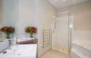 Toilet Kamar 6 Bell Street Apartments Torquay