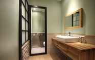 Toilet Kamar 4 25 Hours Hotel