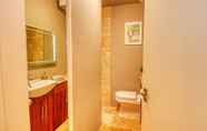 In-room Bathroom 6 Ghar Homes - Bath City Centre Cosy Retreat