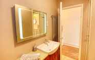In-room Bathroom 7 Ghar Homes - Bath City Centre Cosy Retreat