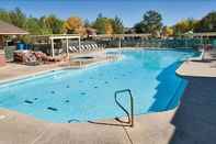 สระว่ายน้ำ Sedona Pines Resort
