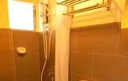 In-room Bathroom 5 TR3ATS Guest House Bohol - Hostel