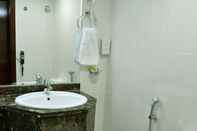In-room Bathroom Saffron Hotel