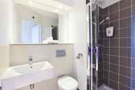 In-room Bathroom B&B HOTEL Laval Ouest