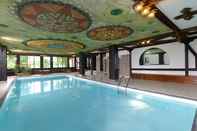 Swimming Pool Hotel Royal