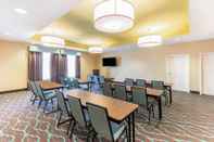 Functional Hall La Quinta Inn & Suites by Wyndham Carlsbad