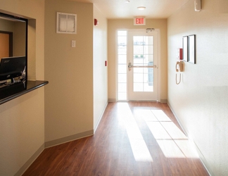 Lobby 2 WoodSpring Suites Fredericksburg