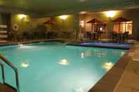 สระว่ายน้ำ Little Missouri Inn & Suites
