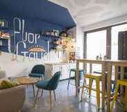 Bar, Cafe and Lounge 3 Factory Hostels Barcelona