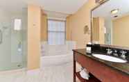 In-room Bathroom 5 Fairfield Inn & Suites by Marriott Albany Downtown