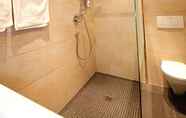 In-room Bathroom 7 Hotel Steuer