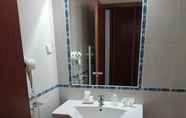 In-room Bathroom 6 Hotel Louro