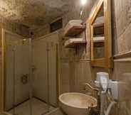 Toilet Kamar 3 Mithra Cave Hotel - Special Class