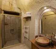 Toilet Kamar 4 Mithra Cave Hotel - Special Class