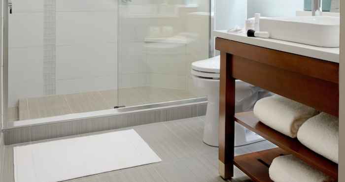 Toilet Kamar Hyatt Place Buffalo/Amherst