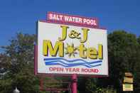 Bên ngoài J&J Motel