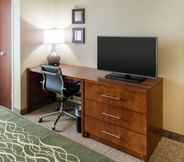 Bedroom 6 Comfort Inn & Suites West - Medical Center
