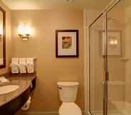 In-room Bathroom 7 Hilton Garden Inn Woodbridge