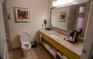 Toilet Kamar 6 La Quinta Inn & Suites by Wyndham Grand Forks