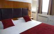 Kamar Tidur 4 De Trafford Hotel by Greene King Inns