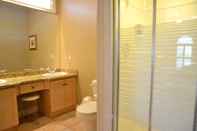 In-room Bathroom Graystone Bed and Breakfast