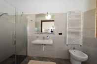 Toilet Kamar CQ Rooms Verona