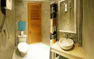 Toilet Kamar 4 Maenam Bay Resort